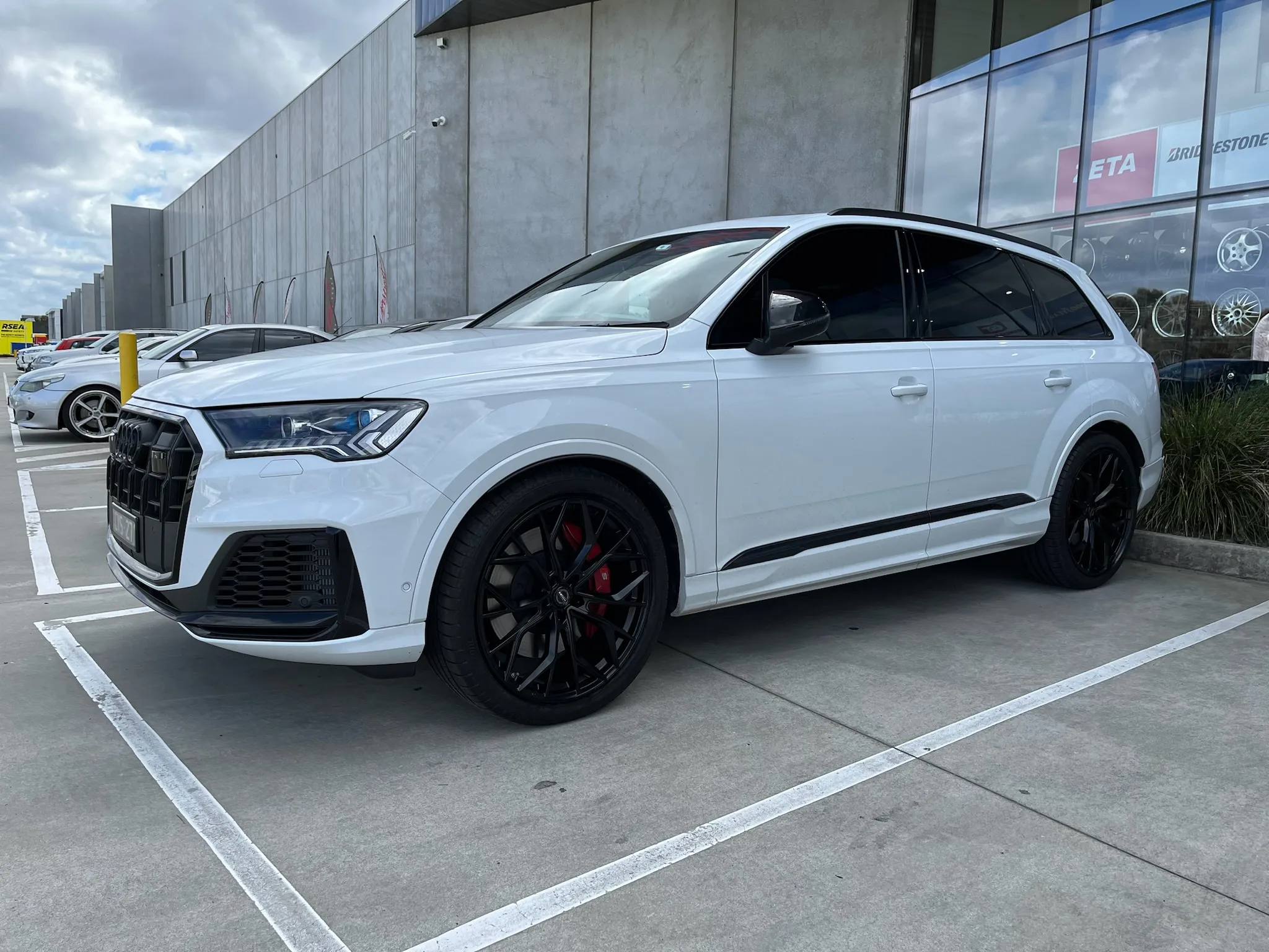 AUDI Q7 with MARQUEE 22 inch WHEELS |  | AUDI